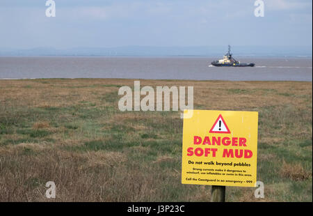 4 Maggio 2017 - Pericolo fango morbido segno di avvertimento sulla linea costiera in Portishead con un rimorchiatore passando da Foto Stock