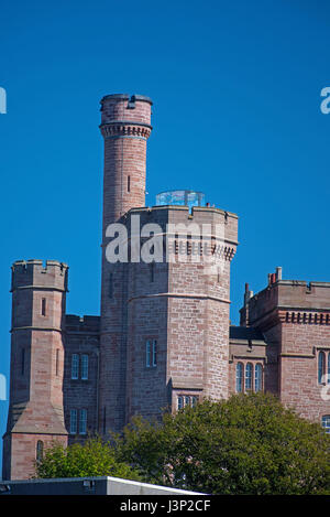 Inverness Castle in alto sopra il fiume Ness nel Altopiano della capitale. Foto Stock