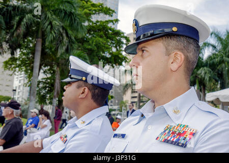 Miami Florida, Bayfront Park, The Moving Wall, Vietnam Veterans Memorial, replica, cerimonia di apertura, militare, guerra, soldato, ufficiale di custodia, Guardia Costiera, Black AF Foto Stock