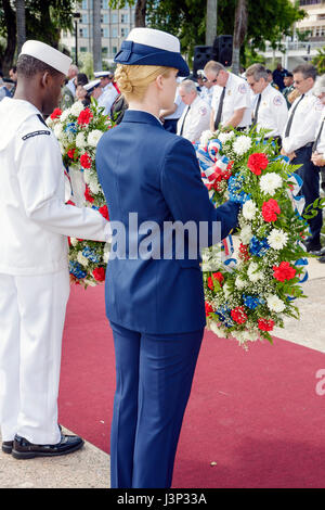 Miami Florida, Bayfront Park, The Moving Wall, Vietnam Veterans Memorial, replica, cerimonia di apertura, militare, guerra, posa della corona, uomo nero uomini maschio, donna fem Foto Stock