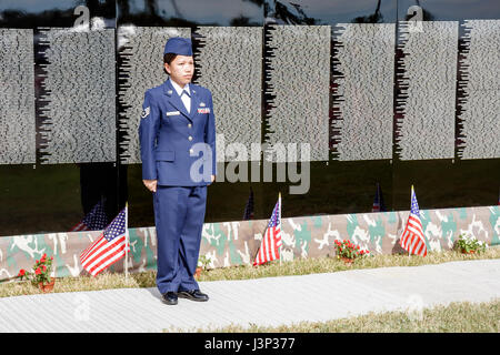 Miami Florida,Bayfront Park,The Moving Wall,Vietnam Veterans Memorial,replica,nomi,ucciso in azione,cerimonia di apertura,militare,guerra,soldato,onore,Hispa Foto Stock