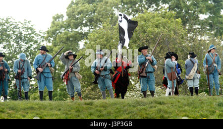 Muskateers sull'esercito lealista earthworks Lucci e saccheggio - 300 guerra civile reenactors è sceso su di Newark al Queen's applique in Newark nome: Pike Foto Stock