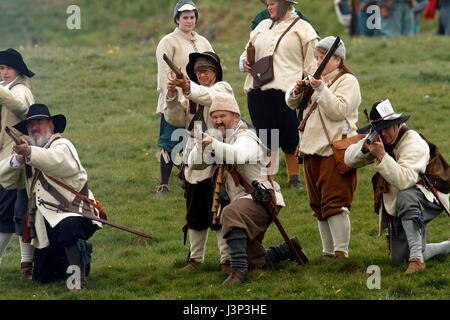 Muskateers sull'esercito lealista earthworks Lucci e saccheggio - 300 guerra civile reenactors è sceso su di Newark al Queen's applique in Newark nome: Pike Foto Stock