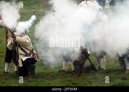 Muskateers sull'esercito lealista earthworks Lucci e saccheggio - 300 guerra civile reenactors è sceso su di Newark al Queen's applique in Newark nome: Pike Foto Stock