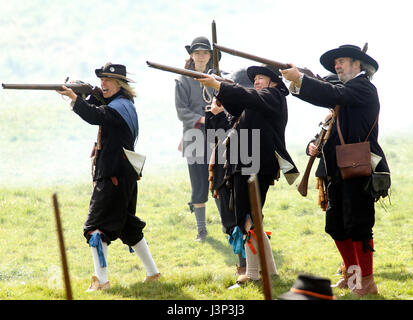 Muskateers sull'esercito lealista earthworks Lucci e saccheggio - 300 guerra civile reenactors è sceso su di Newark al Queen's applique in Newark - Inglese Foto Stock