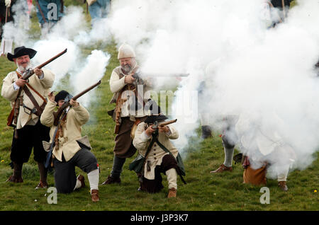 Muskateers sull'esercito lealista earthworks Lucci e saccheggio - 300 guerra civile reenactors è sceso su di Newark al Queen's applique in Newark - Inglese Foto Stock