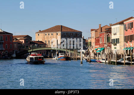 Case colorate e il canale con le barche sul isola di Murano vicino a Venezia, Italia Foto Stock