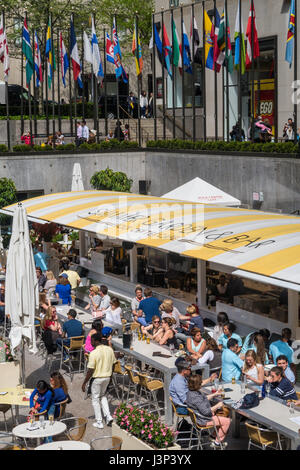 Centro Rock Cafe giardino estivo e bar, Rockefeller Center, New York, Stati Uniti d'America Foto Stock