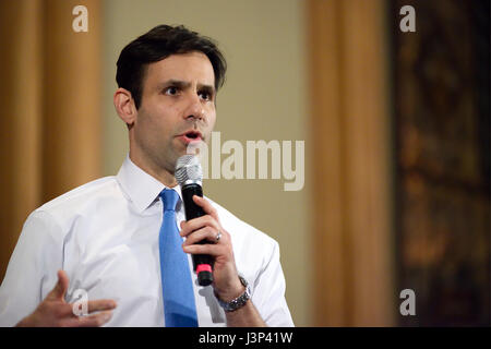 Joe Khan parla di Avvocatura Distrettuale candidato forum di Arch St Regno chiesa metodista, in Philadelphia, PA, il 18 aprile 2017. Foto Stock