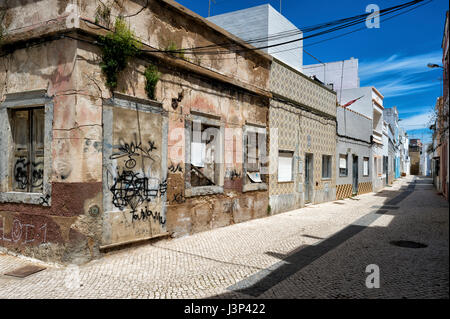 Edificio abbandonato nel tradizionale strade di Olhao, distretto di Faro del Portogallo. Foto Stock