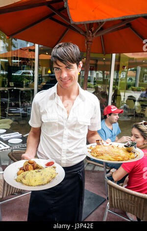 Miami Beach Florida, West Avenue, oliver's bistro, ristorante ristoranti cibo mangiare fuori caffè caffè bistrot, adulti uomo uomini maschi, cameriere waite Foto Stock