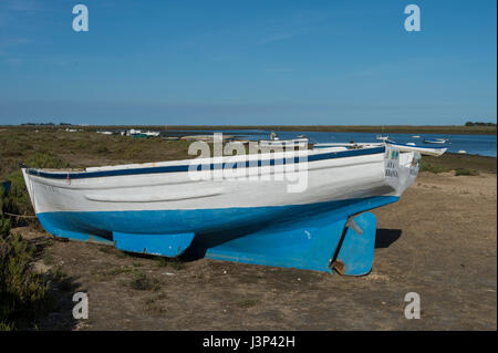 Vecchio di legno barca da pesca sulla riva del Parco naturale di Ria Formosa, Portogallo Foto Stock