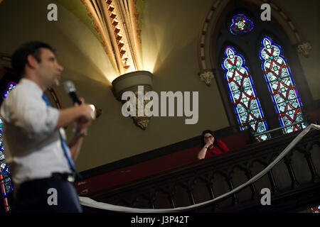 Joe Khan parla di Avvocatura Distrettuale candidato forum di Arch St Regno chiesa metodista, in Philadelphia, PA, il 18 aprile 2017. Foto Stock