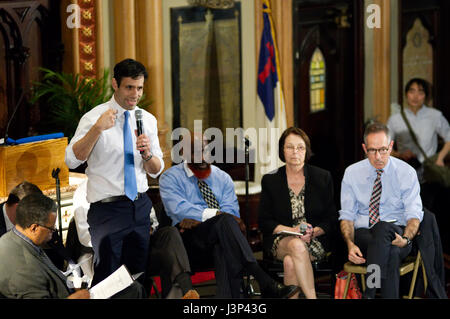 Joe Khan parla di Avvocatura Distrettuale candidato forum di Arch St Regno chiesa metodista, in Philadelphia, PA, il 18 aprile 2017. Foto Stock