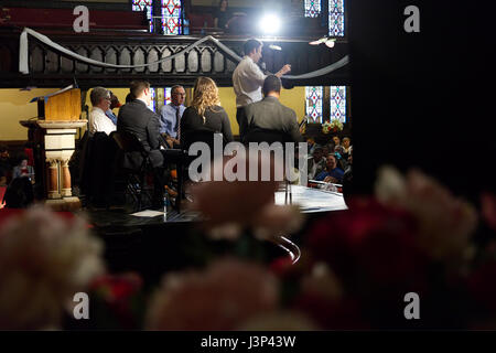 Joe Khan parla di Avvocatura Distrettuale candidato forum di Arch St Regno chiesa metodista, in Philadelphia, PA, il 18 aprile 2017. Foto Stock