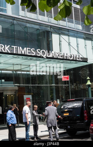 Giovane ragazzo il ribaltamento di Bellman, RUI Plaza Hotel, Times Square NYC Foto Stock