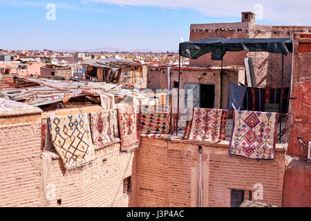 I tappeti appesi da un tetto a Medina Marrakech Foto Stock