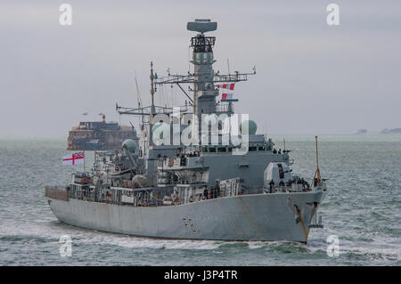 La British Royal Navy tipo 23 fregata HMS Sutherland (combattimenti Clan) arrivando a Portsmouth, nel Regno Unito il 17 luglio 2015. Foto Stock