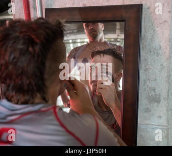 Ohio State player mettendo sul occhio nero prima a lacrosse match tra Ohio State e Rutgers ad alto punto soluzioni Stadium di New Jersey Foto Stock