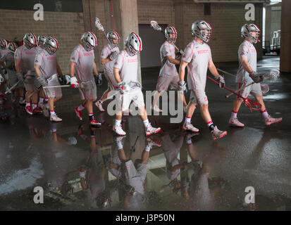 Ohio State i giocatori a piedi per la pratica prima di una lacrosse match tra Ohio State e Rutgers ad alto punto soluzioni Stadium di New Jersey Foto Stock