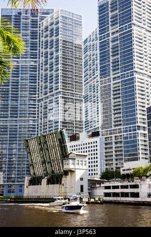 Miami Florida, Miami River, Brickell Avenue Bridge, ponte levatoio, barca, grattacieli grattacieli grattacieli edificio edifici condominio appartamento residenziale Foto Stock