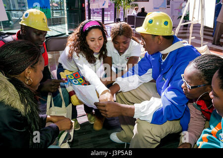 Miami Florida,Miami Riverside Center,centro,giorno del sistema informativo geografico,GIS,geografia,studenti,Center of Life Academy,ragazze nere,f Foto Stock