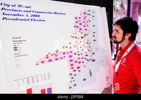 Miami Florida,Miami Riverside Center,centro,giorno del sistema informativo geografico,GIS,geografia,uomo maschio,barba,Fugro EarthData,mappa,mappatura,dati,comunicazioni Foto Stock