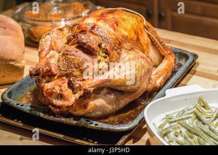 La Turchia nella coppa arrosto con patate dolci, pane fresco e verde fagiolo caserole. Foto Stock