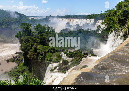 Cascate di Iguassù vista dal lato Argentino - Brasile e Argentina confine Foto Stock