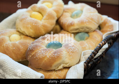 Cesto di italiano cotto il pane dolce pani Foto Stock