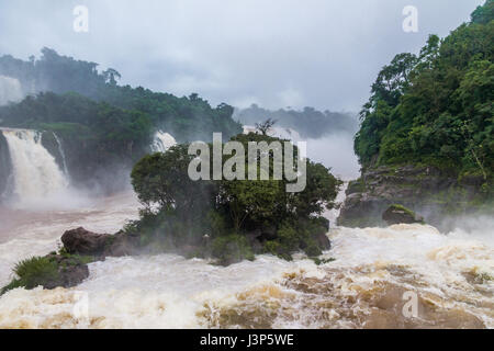Cascate di Iguassù vista dal lato Brasiliano - Brasile e Argentina confine Foto Stock