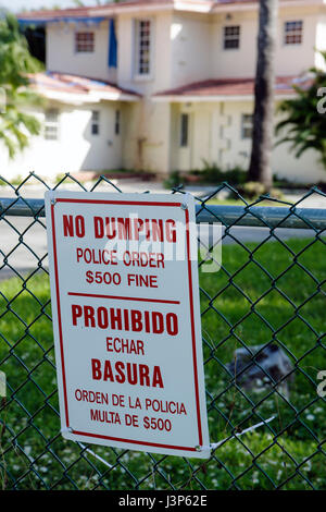 Miami Beach Florida,sign,warning,polizia fine,no dumping,rifiuti,casa abbandonata,inglese,spagnolo lingua,bilingue,FL081123118 Foto Stock