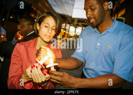 Miami Florida, River Waterside Center, Giornata Mondiale dell'AIDS, Candlelight Memorial, cerimonia di illuminazione degli alberi, evento della comunità, consapevolezza, prevenzione, educazione, malattia, h Foto Stock