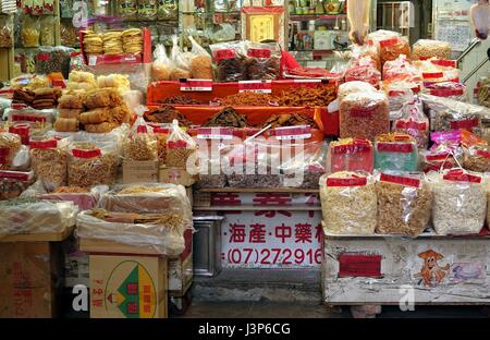 KAOHSIUNG, Taiwan - 31 Maggio 2014: un negozio presso il famoso Zongjie merci secche mercato vende carni essiccate, pesce e frutti di mare. Foto Stock