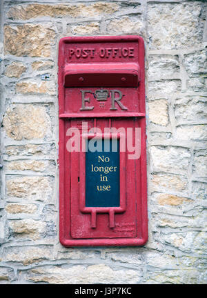 CASTLE Combe, Regno Unito - 5 Maggio 2017: Main Street a Castle Combe, Wiltshire, Regno Unito, mostrando in disuso vecchia casella postale Foto Stock