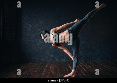 La flessibilità del corpo, stile contemp danza nel corso di danza. Ballerino femmina pone in studio Foto Stock