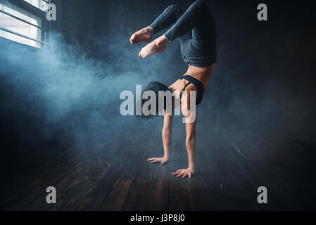 La flessibilità del corpo, stile contemp ballerino di danza in classe. Interprete femminile pone in studio di ginnastica Foto Stock