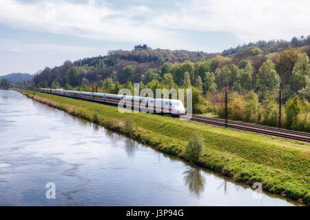 REISENSBURG, Germania - 6 Maggio 2017: tedesco con il treno ad alta velocità ICE (Intercity-Express) sulle rive del fiume Danubio maggio su 6, 2017 in Reisensburg, Ge Foto Stock