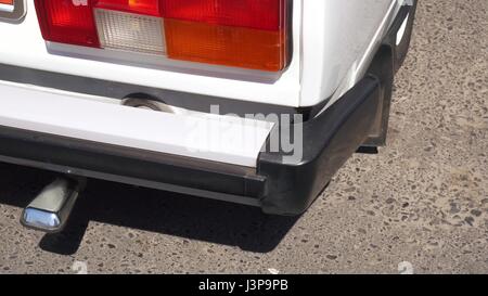 I fumi di combustione in uscita delle auto della tubazione di scarico. Foto Stock