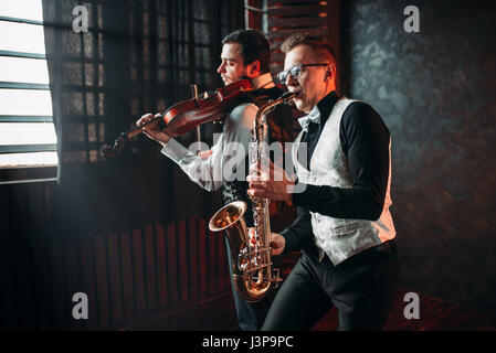 Sax uomo e fiddler duetti melodia classica. Uomo di Jazz e il violinista Foto Stock