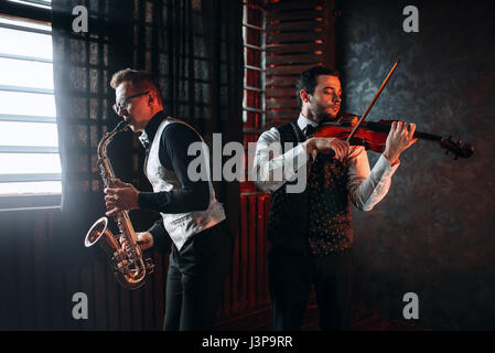 Sax uomo e fiddler duetti melodia classica. Uomo di Jazz e il violinista Foto Stock