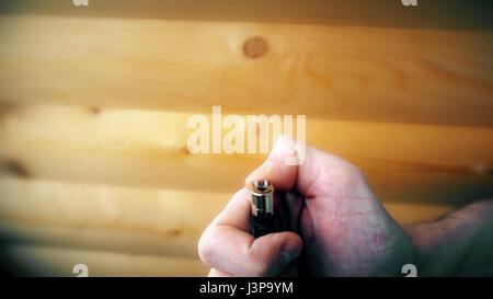 Mano tenta alla luce il più leggero movimento lento. Foto Stock