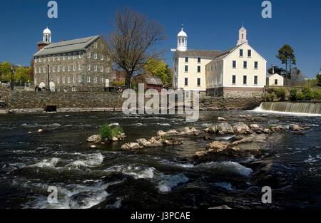 SLATER MILL - PAWTUCKET, RI si trova sul fiume Blackstone in Pawtucket, Rhode Island, Slater Mill è un complesso museale dedicata a portare il Amer Foto Stock