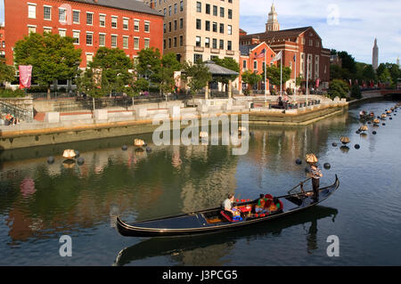 Una gondola passa attraverso il centro di Providence, RI Foto Stock