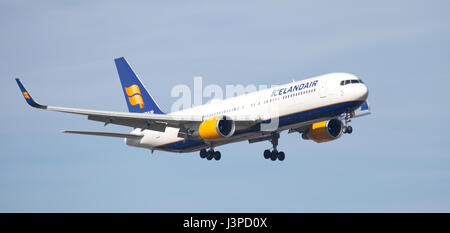 Icelandair Boeing 767 TF-ISW sull approccio finale all aeroporto di Heathrow LHR Foto Stock