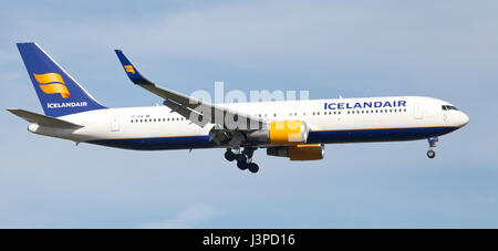 Icelandair Boeing 767 TF-ISW sull approccio finale all aeroporto di Heathrow LHR Foto Stock