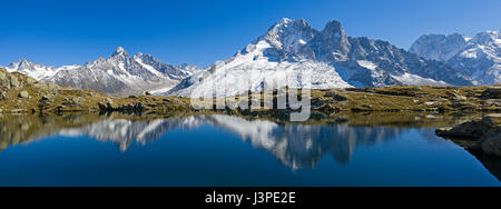 Il Bel lago situato nel massiccio del Monte Bianco in Alta Savoia in Francia - Riserva naturelle des Aiguilles Rouge Foto Stock