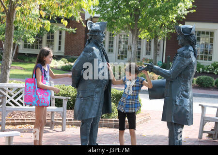 I bambini si divertono intorno alla statua di George Washington e Francois DeGrasse a Yorktown, Virginia, USA Foto Stock