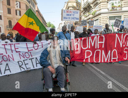 Circa un migliaio di persone provenienti da centri sociali, le associazioni ed i sindacati che è impegnata su un percorso che dura per più di un anno hanno fuggito a Roma per denunciare il rischio che la città del patrimonio pubblico sarà venduto per contanti, pagare il capitale di debito e di dare grandi investitori privati molto della città di risorse (Foto: Patrizia Cortellessa/Pacific Stampa) Foto Stock