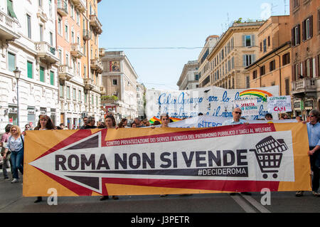 Circa un migliaio di persone provenienti da centri sociali, le associazioni ed i sindacati che è impegnata su un percorso che dura per più di un anno hanno fuggito a Roma per denunciare il rischio che la città del patrimonio pubblico sarà venduto per contanti, pagare il capitale di debito e di dare grandi investitori privati molto della città di risorse (Foto: Patrizia Cortellessa/Pacific Stampa) Foto Stock